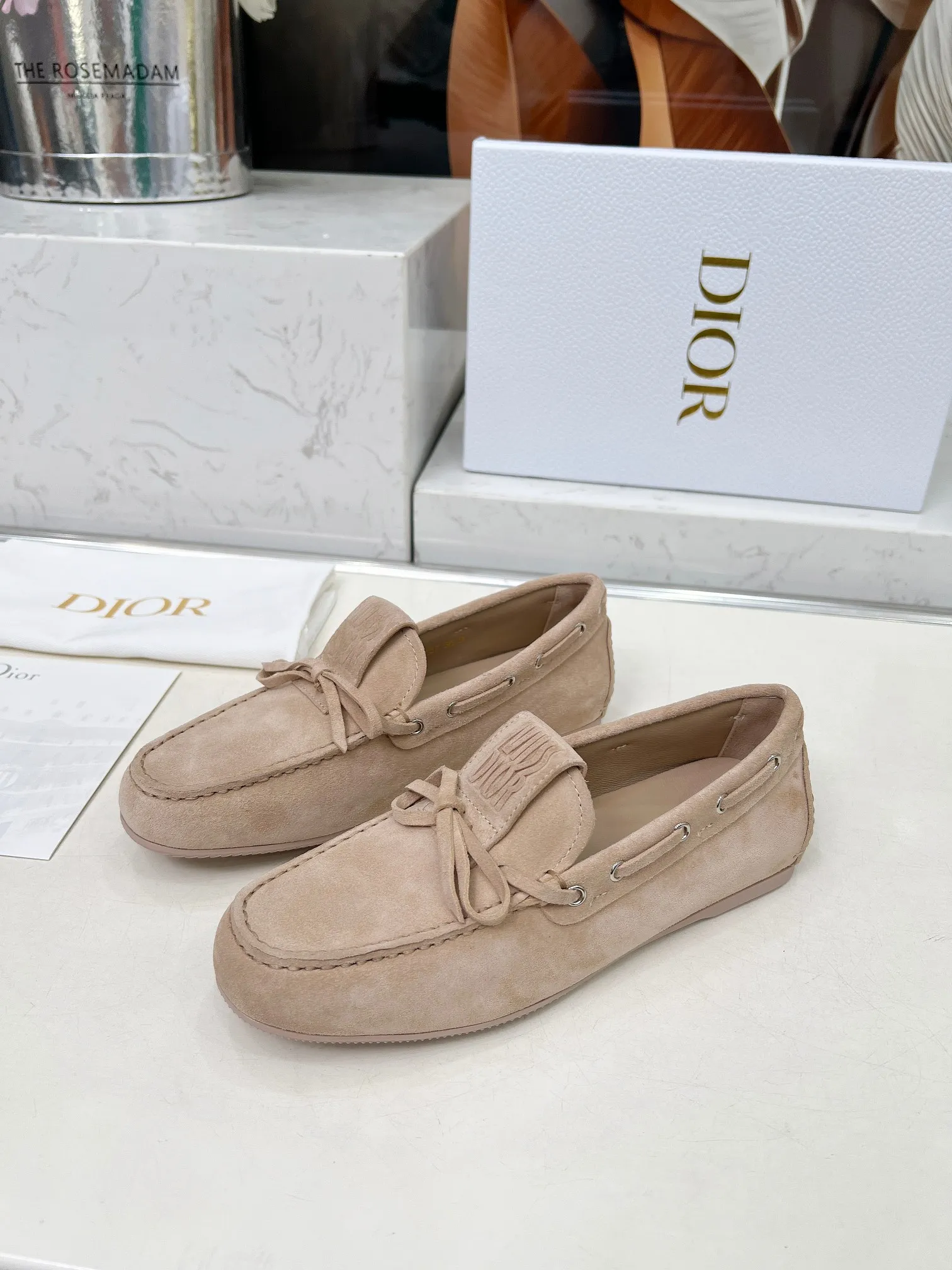 👟👟Ex-factory price 500👟👟 Dior's new spring and summer ultra-light jelly series loafers are brand new. The layout strives to create fashionable classic items. New products created at the first substantial show of Paris Fashion Week. The inspiration is cleverly combined by the D chief designer on the perfect shoe shape. Paired with brand buckles, it is even more fashionable! Original version, perfect and exquisite workmanship!  ✔️Upper: original fabric ✔️Inner lining: imported sheepskin lining ✔️Sole: original outsole ✔️Size: #35-41 (40 41 customized items are not returnable)